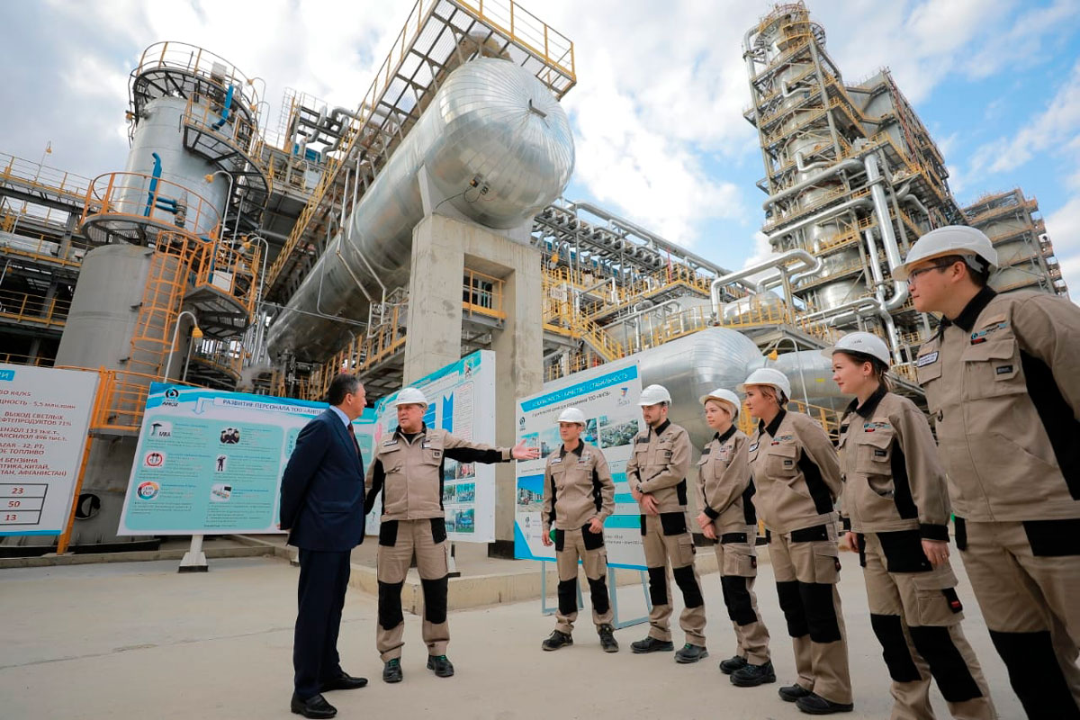 В дни празднования 120-летия казахстанской нефти Председатель Ассоциации KAZENERGY Тимур Кулибаев вручил ведомственные награды работникам Атырауского НПЗ — фото 1