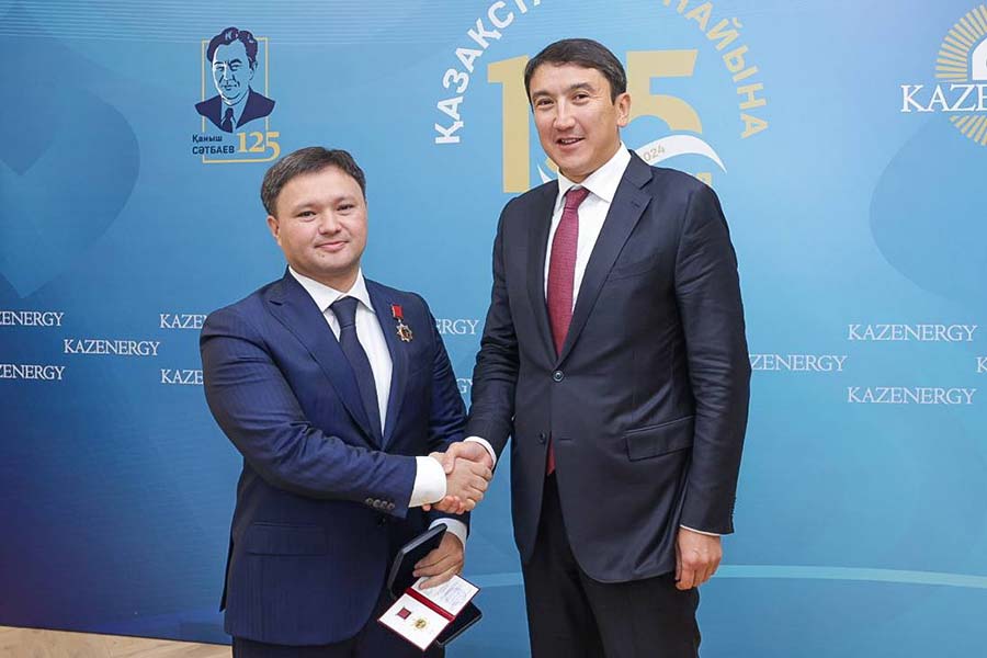 В KAZENERGY наградили представителей членов Ассоциации и ветеранов отрасли госнаградами и юбилейными медалями — фото 11