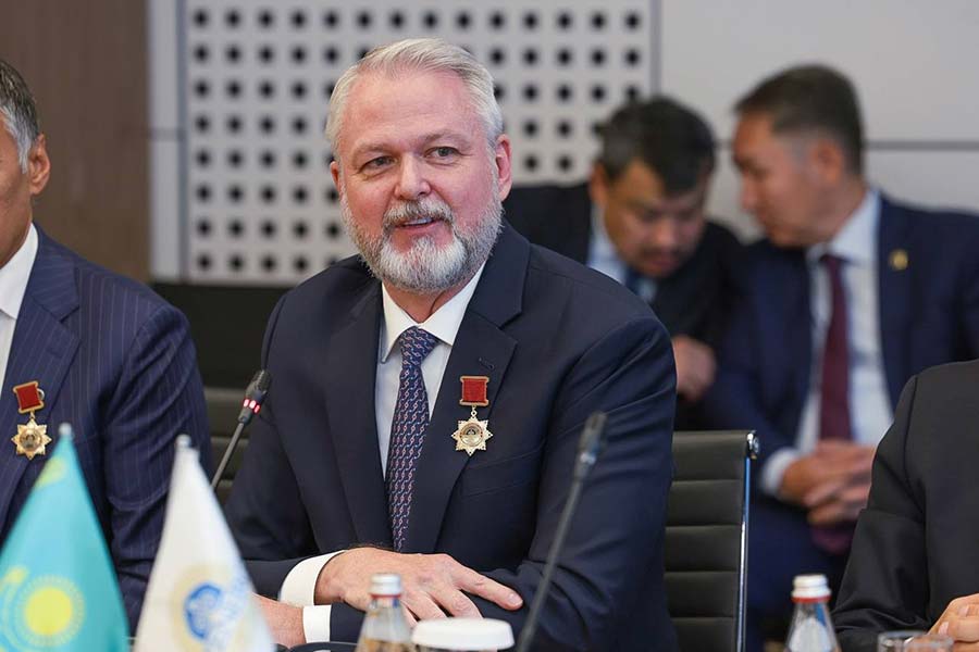 В KAZENERGY наградили представителей членов Ассоциации и ветеранов отрасли госнаградами и юбилейными медалями — фото 6